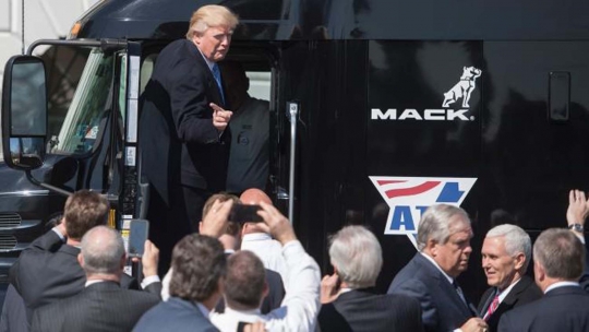 Ketika Donald Trump jadi sopir truk