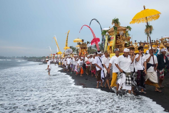 Jelang Nyepi, umat Hindu Bali menyucikan diri dalam upacara Melasti