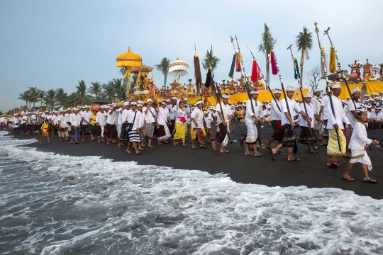 Jelang Nyepi, umat Hindu Bali menyucikan diri dalam upacara Melasti