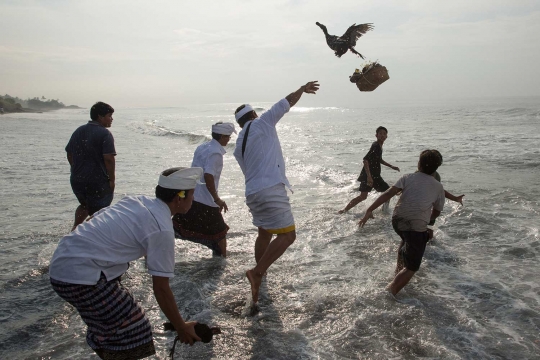 Jelang Nyepi, umat Hindu Bali menyucikan diri dalam upacara Melasti