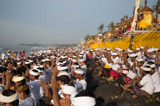 Jelang Nyepi, umat Hindu Bali menyucikan diri dalam upacara Melasti