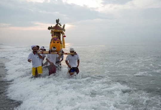 Jelang Nyepi, umat Hindu Bali menyucikan diri dalam upacara Melasti