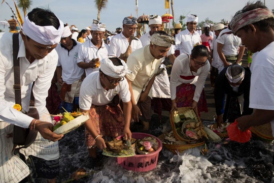 Jelang Nyepi, umat Hindu Bali menyucikan diri dalam upacara Melasti