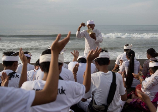 Jelang Nyepi, umat Hindu Bali menyucikan diri dalam upacara Melasti