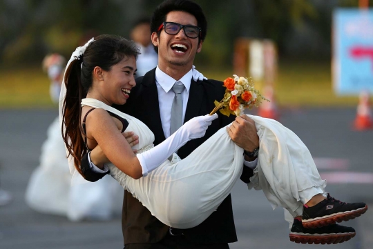 Demi hadiah, seratus pasang pengantin di Thailand 