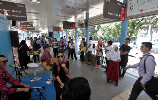 Ecoutez ngamen di halte bus Transjakarta