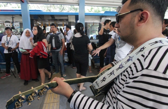 Ecoutez ngamen di halte bus Transjakarta