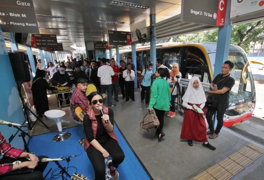 Ecoutez ngamen di halte bus Transjakarta