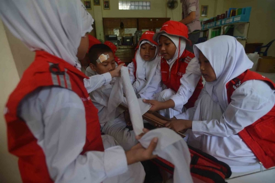 Antusias siswa SD di Jakarta Utara ikuti simulasi penanganan bencana
