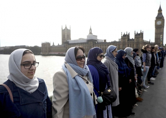 Aksi simpatik wanita muslim di London untuk korban teror