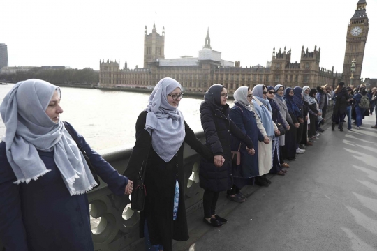 Aksi simpatik wanita muslim di London untuk korban teror