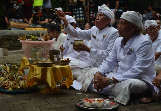 Kekhusyukan umat Hindu dalam ritual Tawur Agung Kesanga