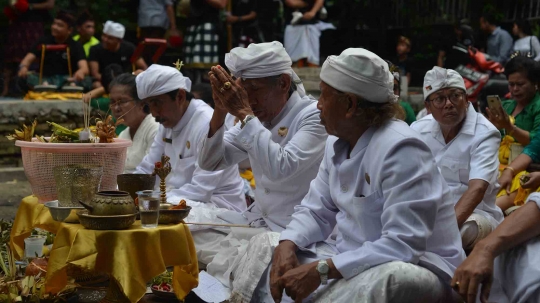 Kekhusyukan umat Hindu dalam ritual Tawur Agung Kesanga