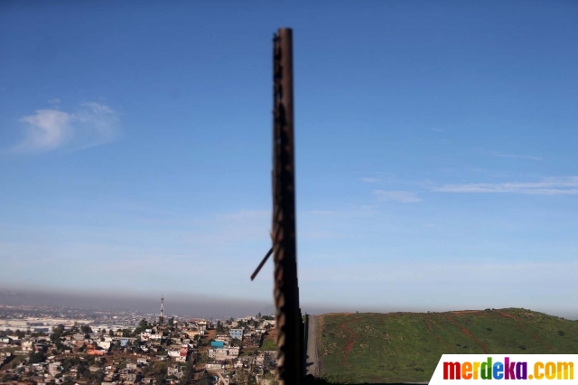 Foto : Perbedaan kontras wilayah AS dan Meksiko yang terpisah tembok