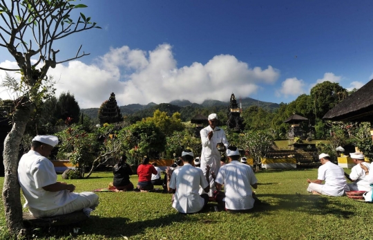 Melihat Perayaan Nyepi di pura Gunung Salak