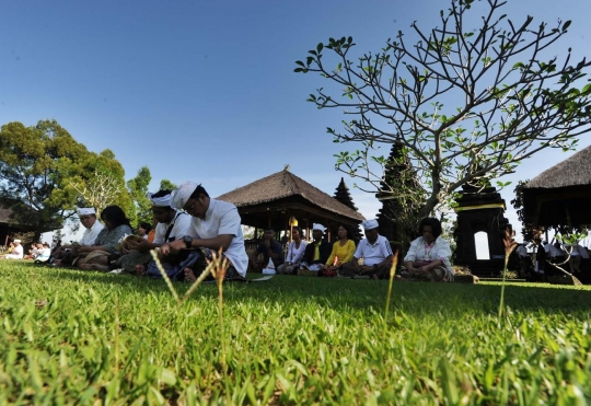 Melihat Perayaan Nyepi di pura Gunung Salak