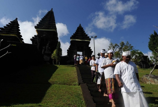 Melihat Perayaan Nyepi di pura Gunung Salak