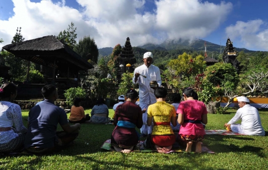 Melihat Perayaan Nyepi di pura Gunung Salak