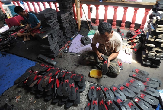 Menengok sentra industri kecil sandal Bogor