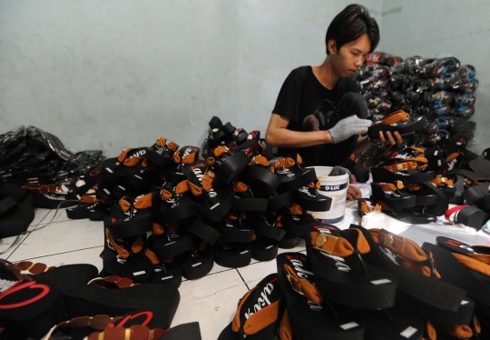 Menengok sentra industri kecil sandal Bogor