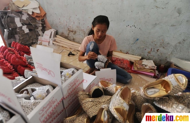  Foto  Menengok sentra industri kecil sandal Bogor 