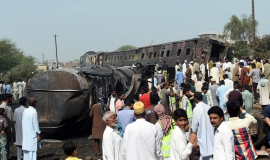 Dua kereta hangus usai bertabrakan hebat di Pakistan