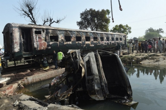 Dua kereta hangus usai bertabrakan hebat di Pakistan