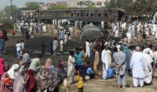 Dua kereta hangus usai bertabrakan hebat di Pakistan