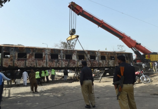 Dua kereta hangus usai bertabrakan hebat di Pakistan