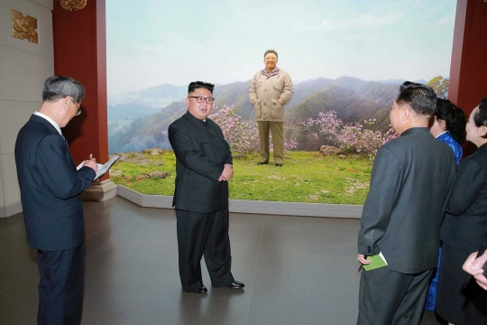 Gaya Kim Jong-un saat berkunjung ke Museum Revolusi Korea