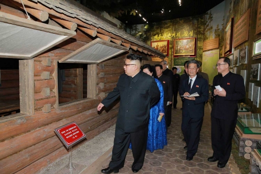 Gaya Kim Jong-un saat berkunjung ke Museum Revolusi Korea