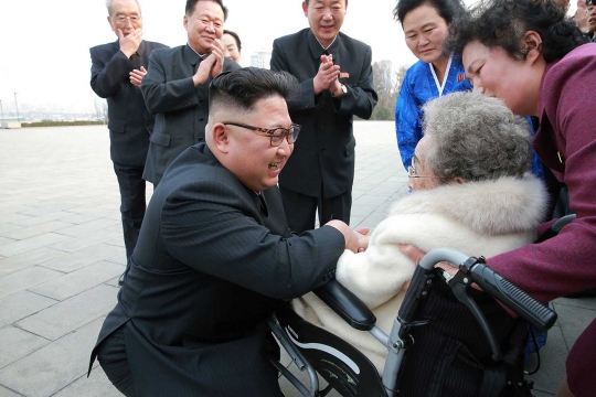 Gaya Kim Jong-un saat berkunjung ke Museum Revolusi Korea
