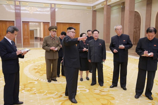 Gaya Kim Jong-un saat berkunjung ke Museum Revolusi Korea