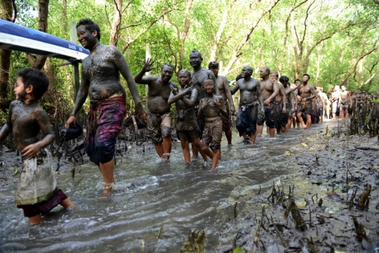 Menetralkan sifat-sifat buruk dengan perang lumpur ala pemuda Bali