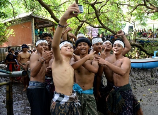 Menetralkan sifat-sifat buruk dengan perang lumpur ala pemuda Bali