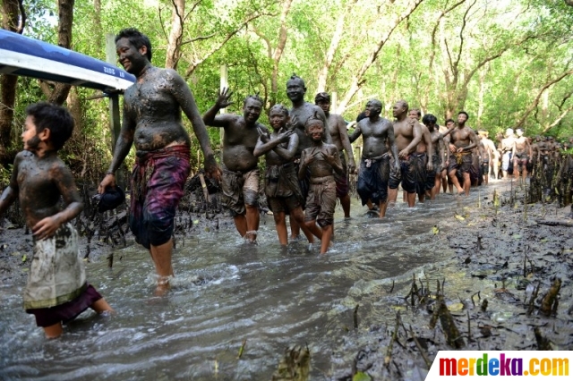 Foto : Menetralkan sifat-sifat buruk dengan perang lumpur 