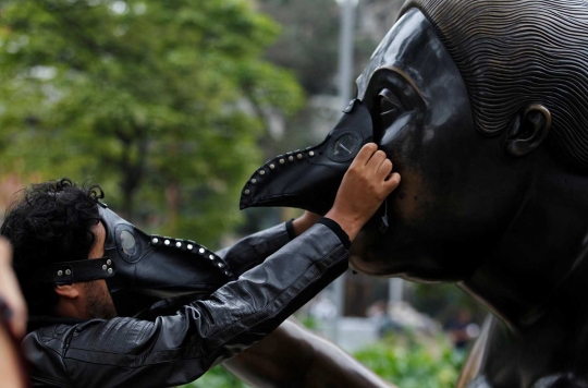 Protes polusi udara, patung-patung di Kolombia pakai masker
