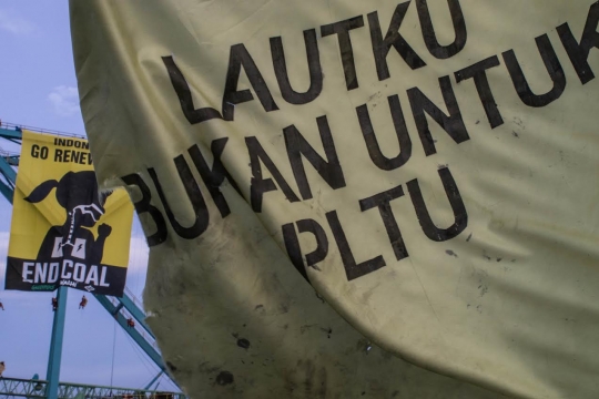 Aktivis Greenpeace tolak PLTU di perairan Roban Timur, Batang