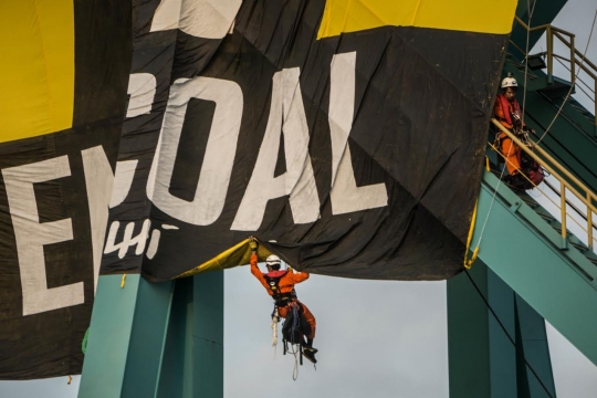 Aktivis Greenpeace tolak PLTU di perairan Roban Timur, Batang