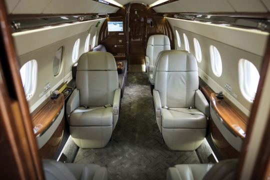 Melihat mewahnya interior jet pribadi Embraer Legacy 500