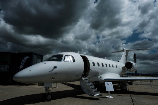 Melihat mewahnya interior jet pribadi Embraer Legacy 500