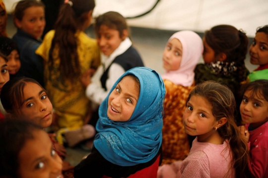 Potret anak-anak Irak belajar di tenda pengungsian