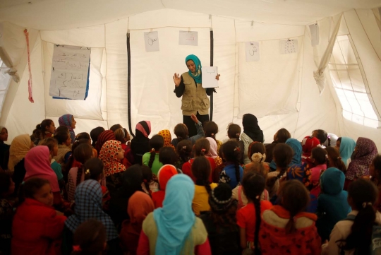 Potret anak-anak Irak belajar di tenda pengungsian