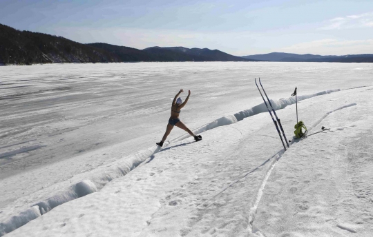 Ekstrem, wanita ini main ski cuma pakai bikini