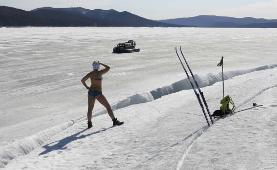 Ekstrem, wanita ini main ski cuma pakai bikini