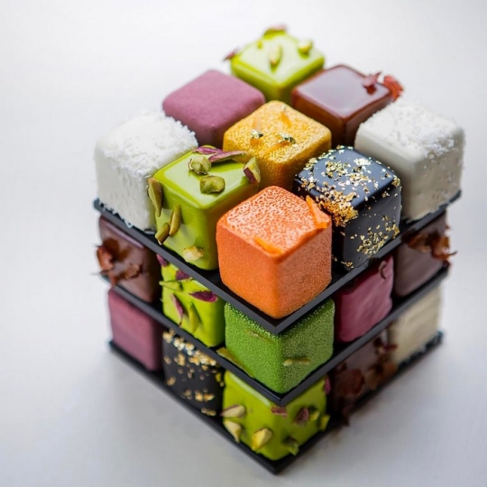 Warna-warni cantik cake rubik meriahkan Instagram