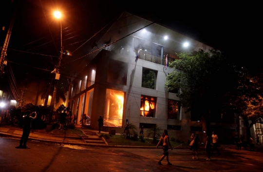 Tolak RUU jabatan presiden, Gedung Kongres Paraguay dibakar massa