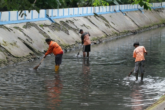 Cegah banjir, Kali Gresik Menteng dibersihkan