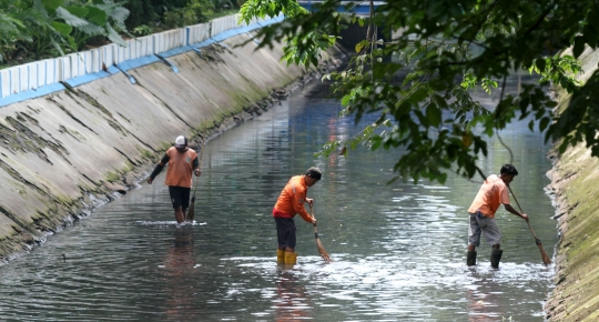 Cegah banjir, Kali Gresik Menteng dibersihkan