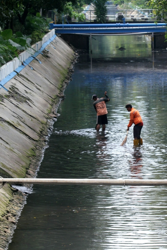 Cegah banjir, Kali Gresik Menteng dibersihkan